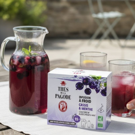 Infusion glacée à la menthe et au cassis