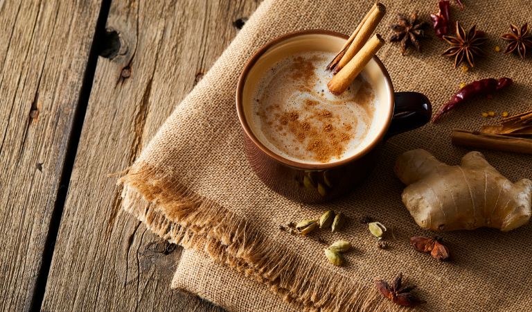 Le thé chaï : histoire d'une recette indienne aux nombreux bénéfices santé